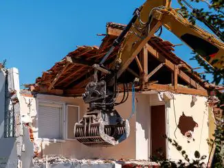 Pelle en train de demolir une maison individuelle